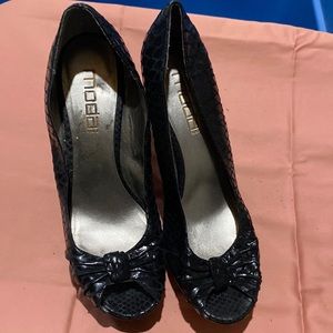 Moda black snack skin peak toe stilettos.
